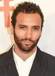 Portrait de Mohamed Haddad, intervenant LegalTravail en droit du travail, en costume-cravate, expert des relations employeur-salarié